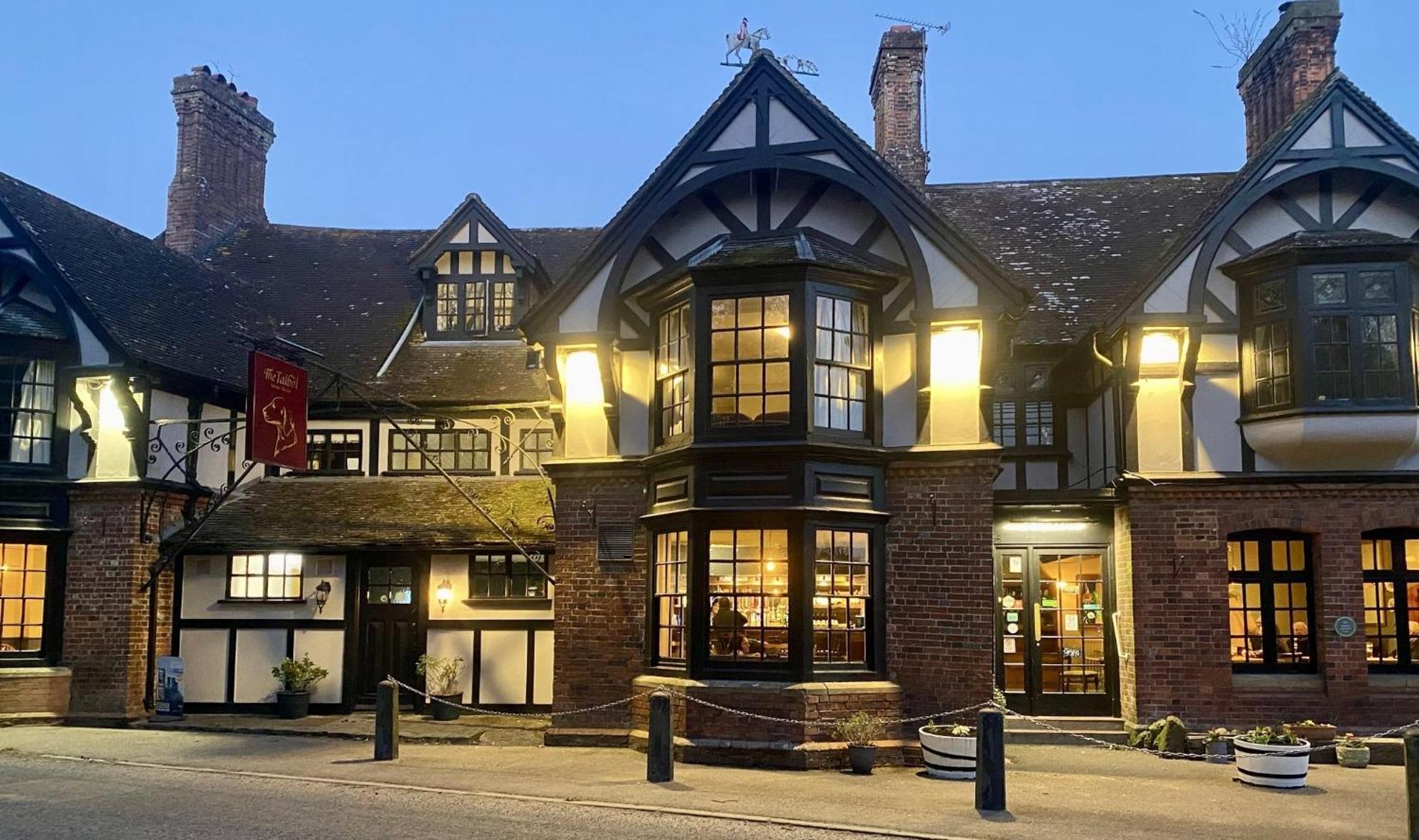 The Talbot And Apartment Iwerne Minster Eksteriør billede